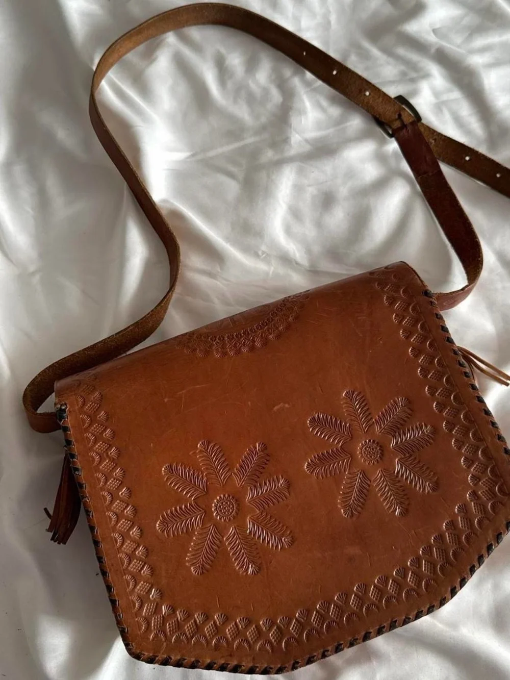 Vintage leather crossbody bag